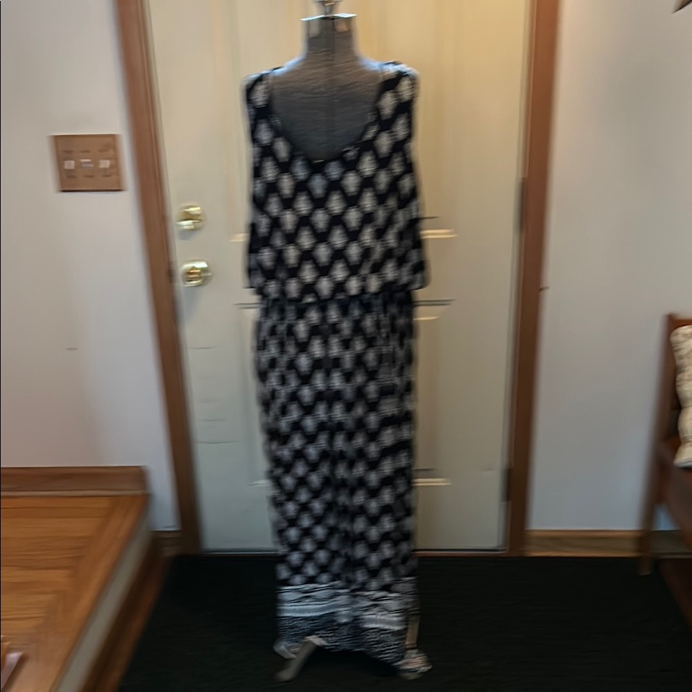Elegant Black and White Patterned Dress